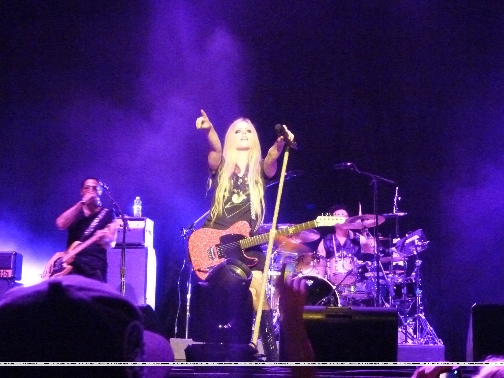 Palavras-chave: WhaBam Avril Lavigne Perfomance RockNRoll Live Toronto