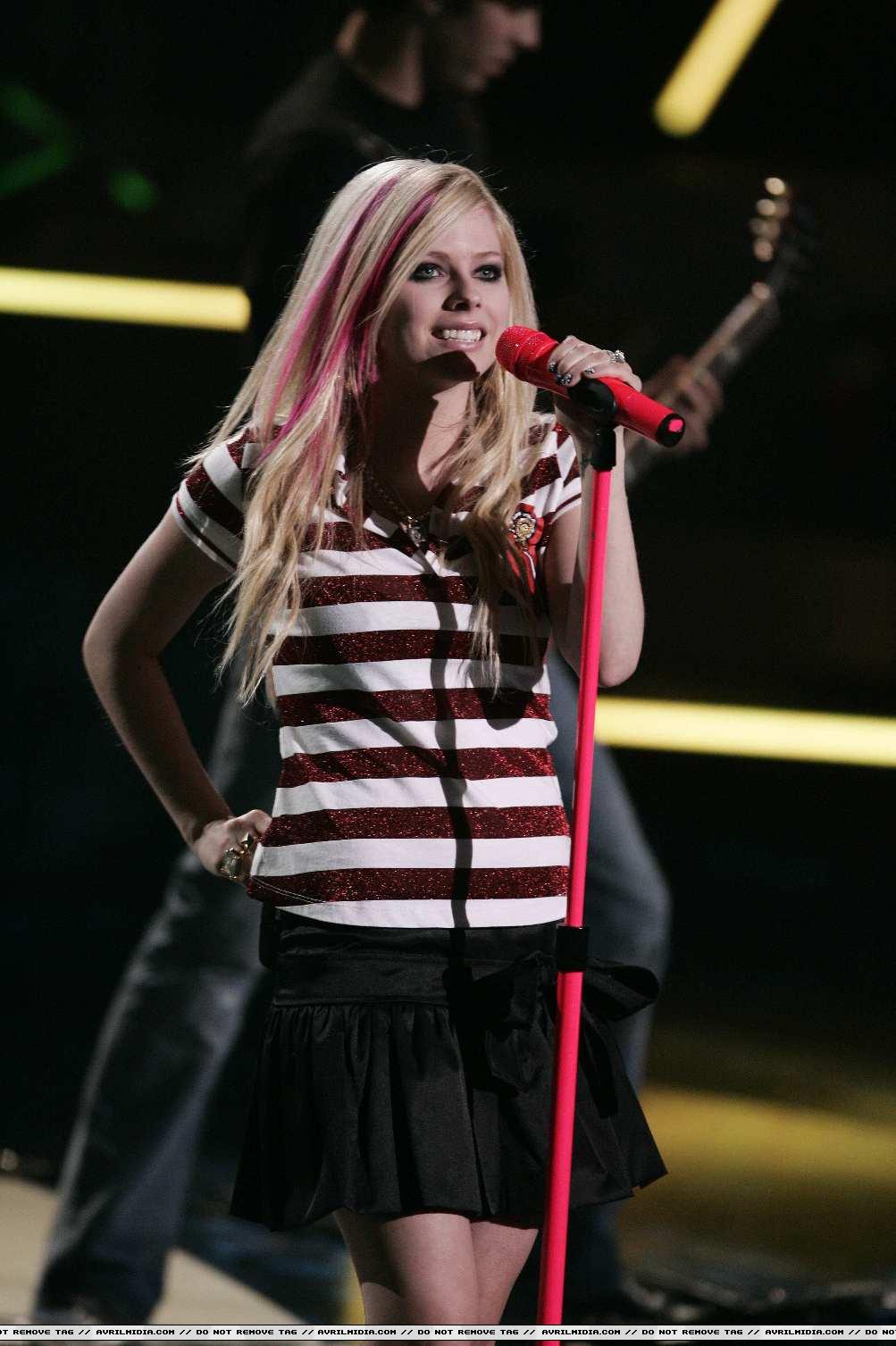 19978_Avril_Lavigne2_122_230lo.jpg