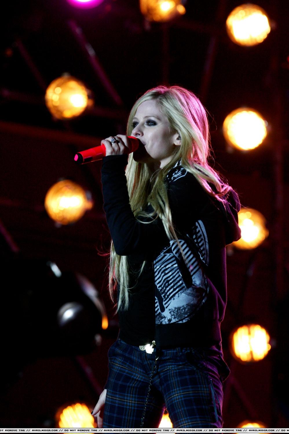 35589_Avril_Lavigne_Fete_de_la_musique_2007_performance_06-21-2007_05_122_930lo.jpg