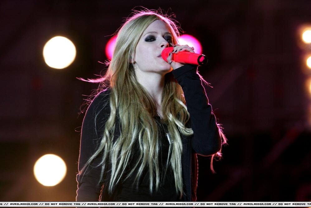 35593_Avril_Lavigne_Fete_de_la_musique_2007_performance_06-21-2007_06_122_371lo.jpg