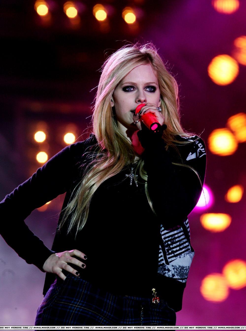 35597_Avril_Lavigne_Fete_de_la_musique_2007_performance_06-21-2007_07_122_1075lo.jpg