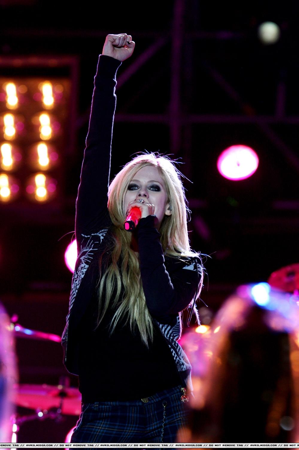 35613_Avril_Lavigne_Fete_de_la_musique_2007_performance_06-21-2007_09_122_1174lo.jpg