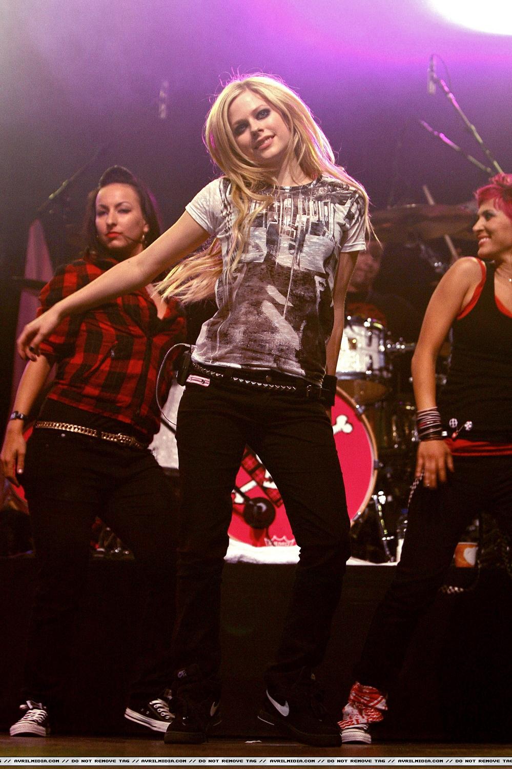 75209_Avril_Lavigne_1_122_503lo.jpg