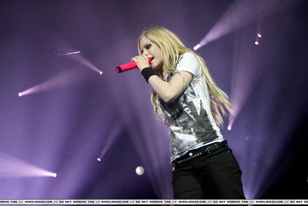 75232_Avril_Lavigne_8_122_348lo.jpg