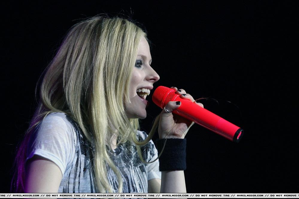 75234_Avril_Lavigne_9_122_642lo.jpg