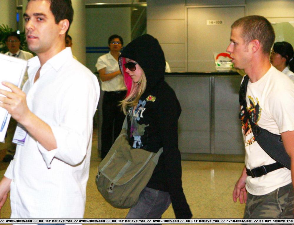 81452_Avril_Lavigne_Arriving_1_Pudong_International_Airport_8-13-07_1_122_910lo.jpg