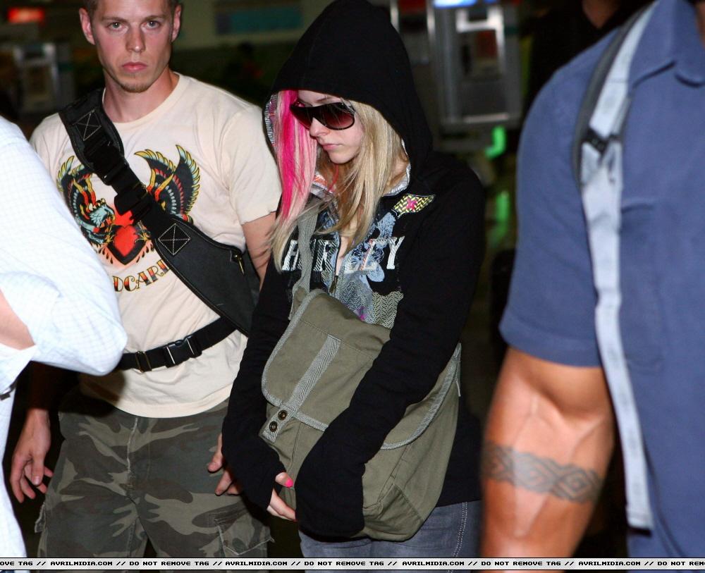81461_Avril_Lavigne_Arriving_at_Pudong_International_Airport_8-13-07_3_122_943lo.jpg