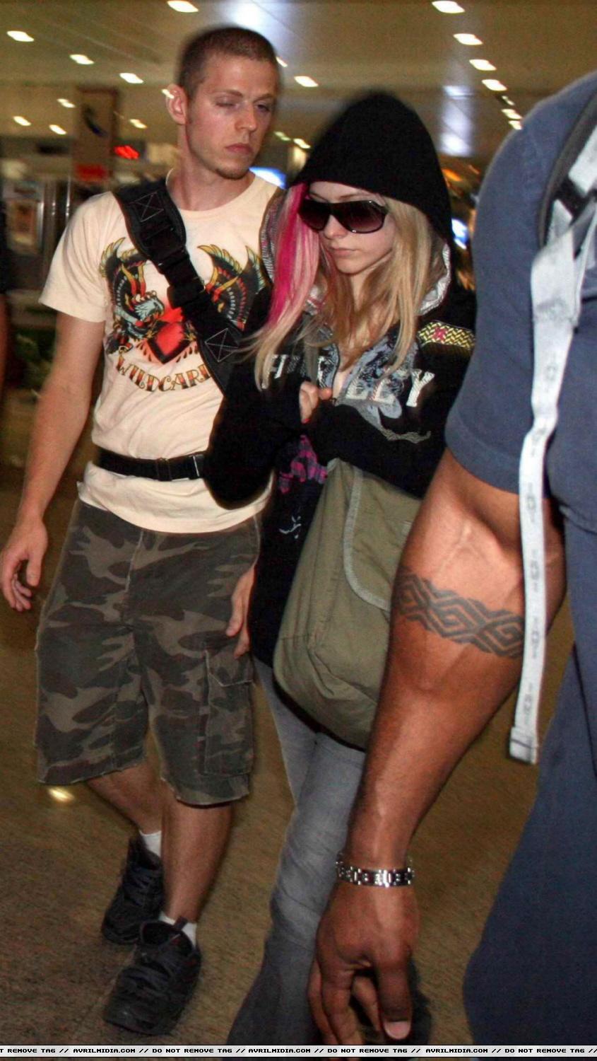 81469_Avril_Lavigne_Arriving_at_Pudong_International_Airport_8-13-07_4_122_154lo.jpg