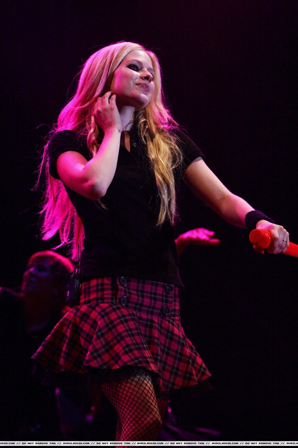 AvrilLavignePerformanceatRomeRockFestival0718200701123112lo.jpg