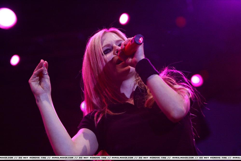 AvrilLavignePerformanceatRomeRockFestival0718200702123639lo.jpg