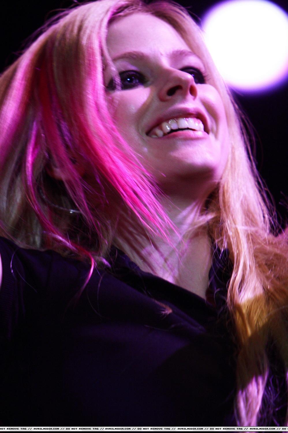 AvrilLavignePerformanceatRomeRockFestival071820070312323lo.jpg