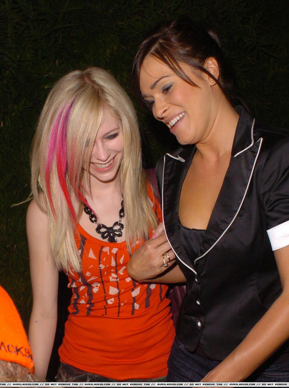 AvrilLavigneenjoysanightoutwithfriends04.jpg