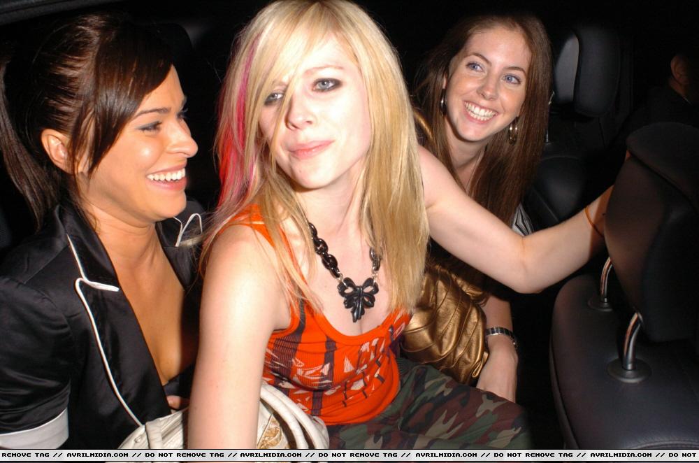 AvrilLavigneenjoysanightoutwithfriends06.jpg