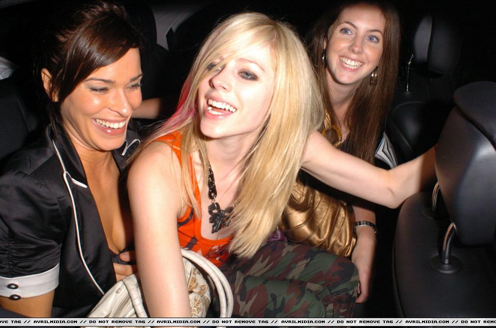 AvrilLavigneenjoysanightoutwithfriends08.jpg