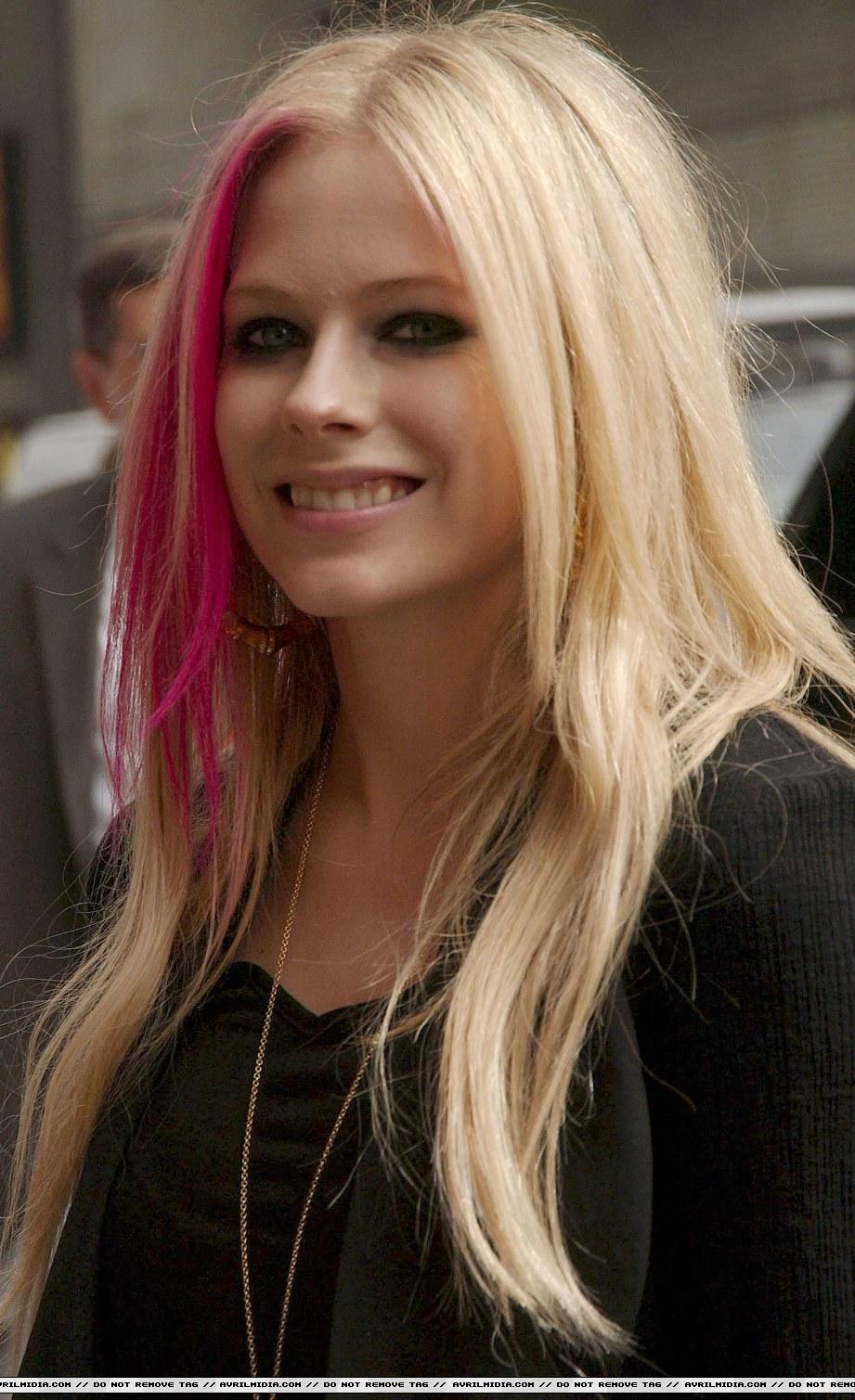 AvrilLavigneleavingTheLateShow06090705.jpg