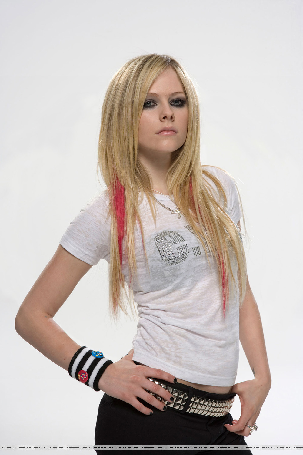 Avril_Lavigne_-_Q_Magazine_Photoshoot_(2007)_10.jpg