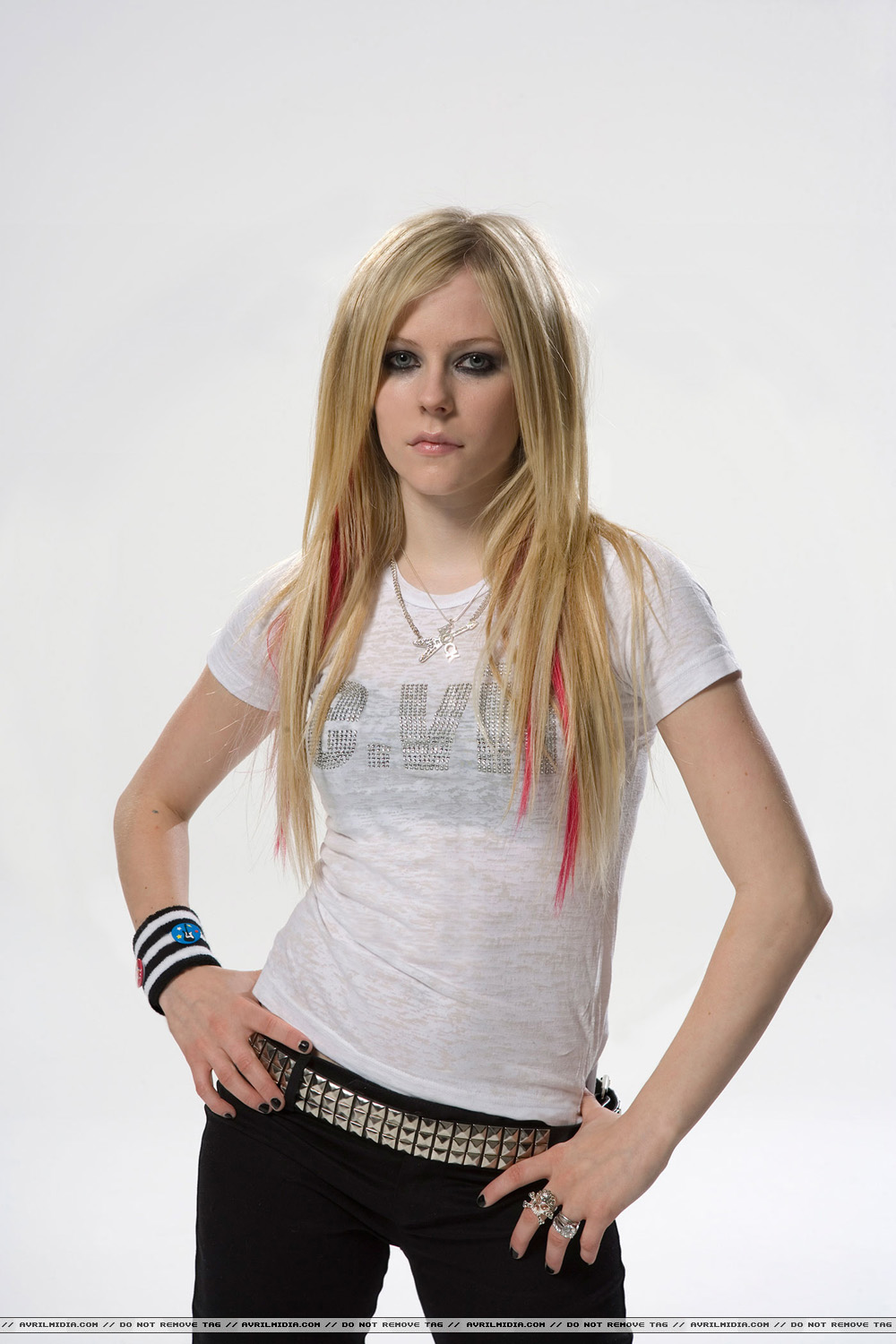 Avril_Lavigne_-_Q_Magazine_Photoshoot_(2007)_2.jpg