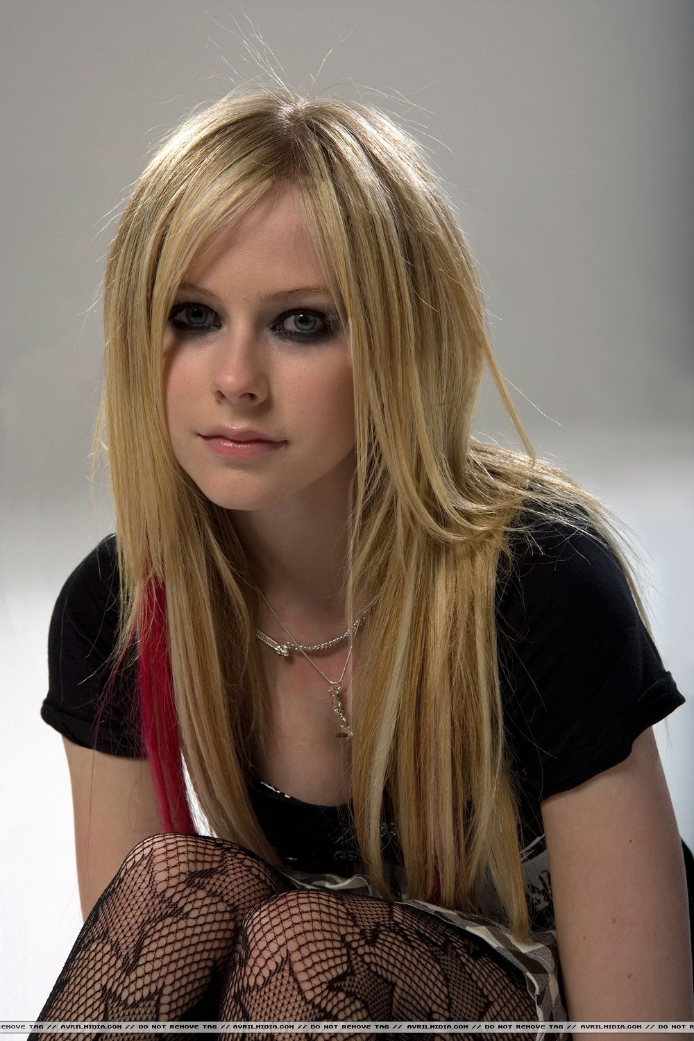 Avril_Lavigne_-_Q_Magazine_Photoshoot_(2007)_3.jpg