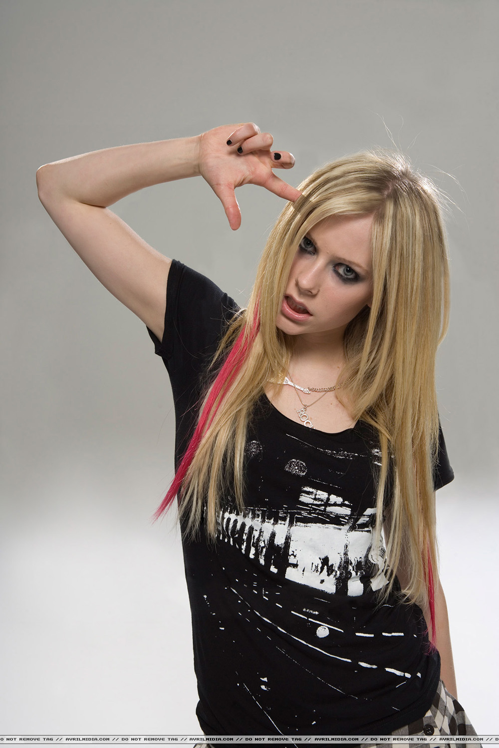 Avril_Lavigne_-_Q_Magazine_Photoshoot_(2007)_6.jpg