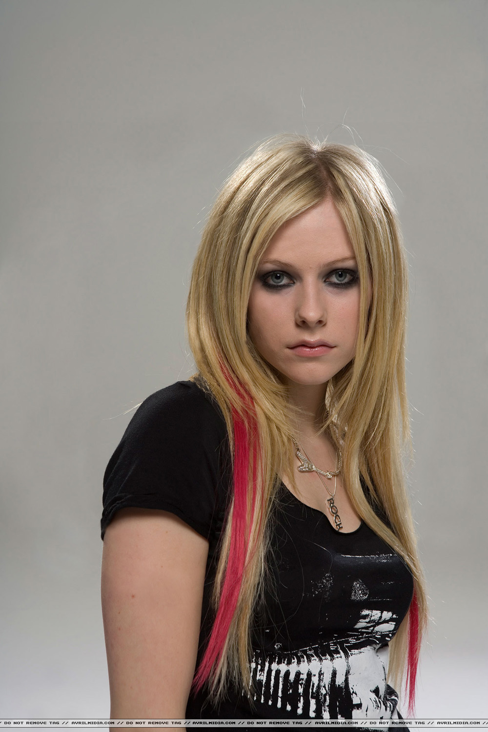 Avril_Lavigne_-_Q_Magazine_Photoshoot_(2007)_7.jpg