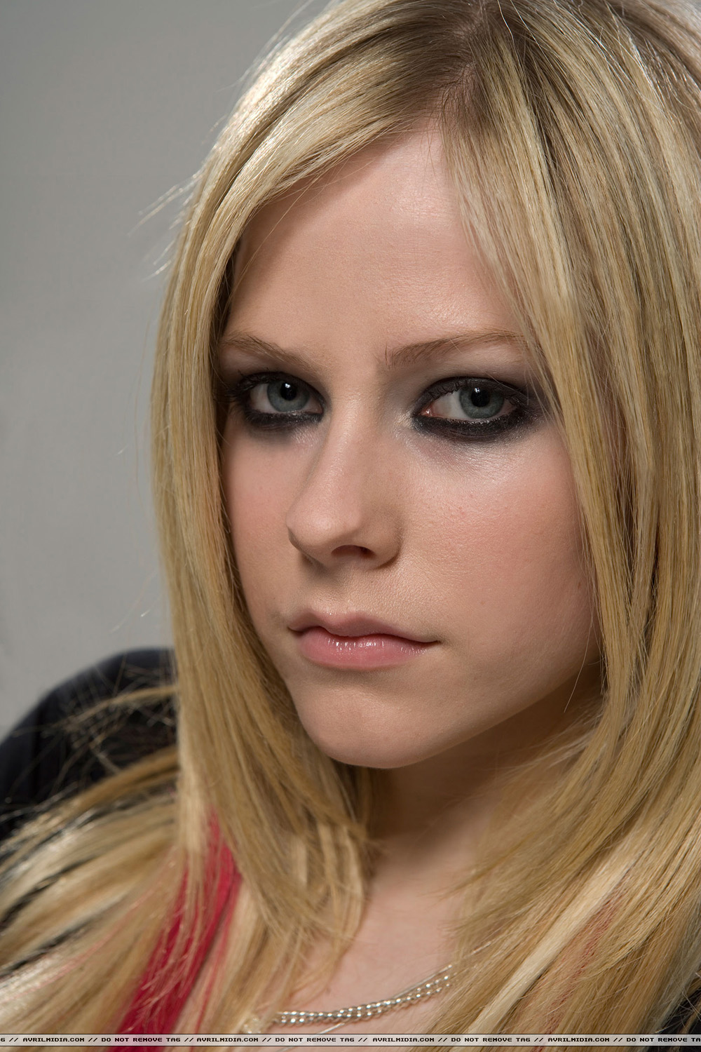 Avril_Lavigne_-_Q_Magazine_Photoshoot_(2007)_8.jpg