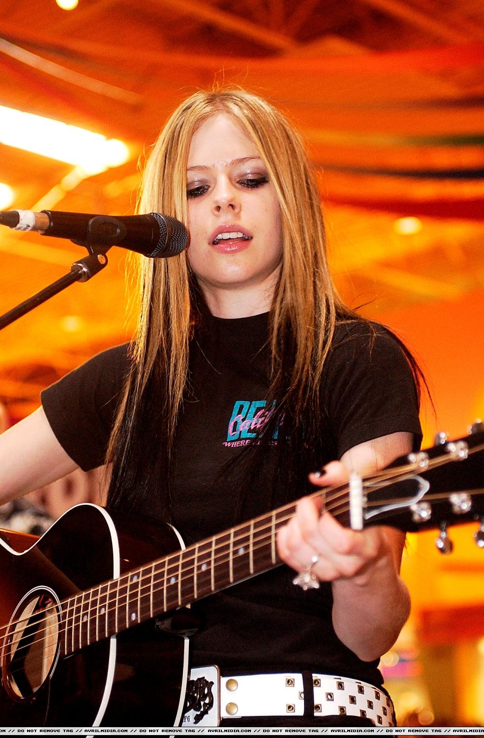 avrillavigne03.jpg