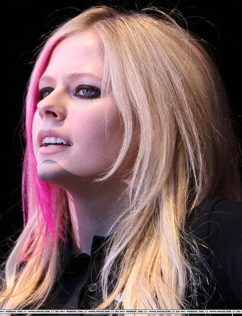 celeb-city_eu_Avril_Lavigne_Opern-Air-Festival_FaM_07-11-2007_002.jpg