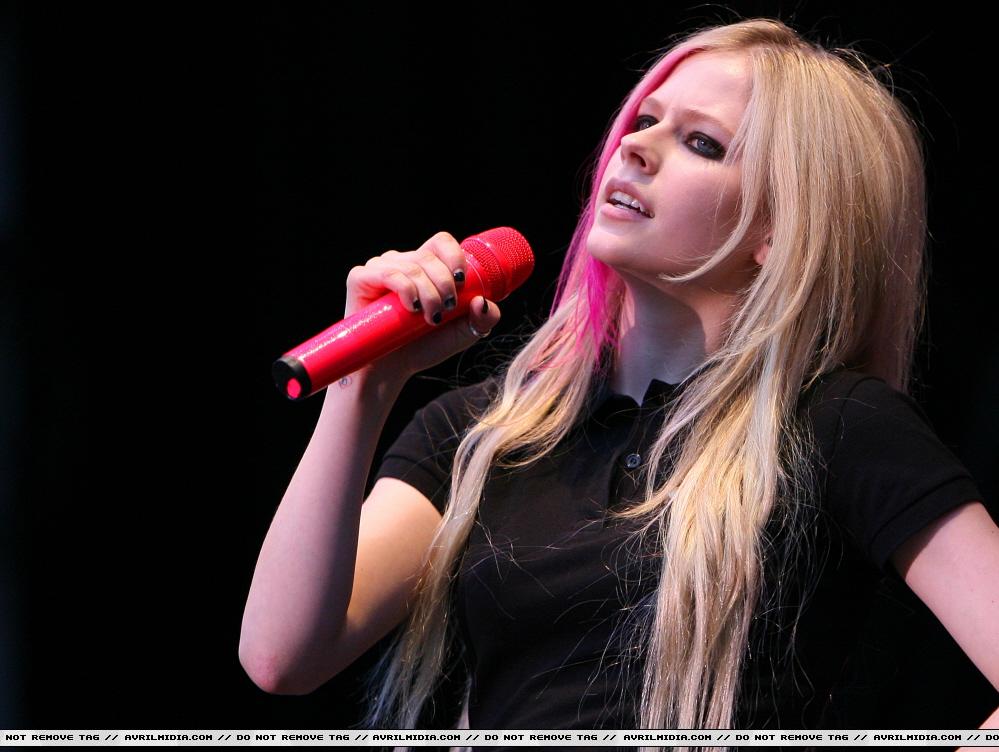 celeb-city_eu_Avril_Lavigne_Opern-Air-Festival_FaM_07-11-2007_003.jpg