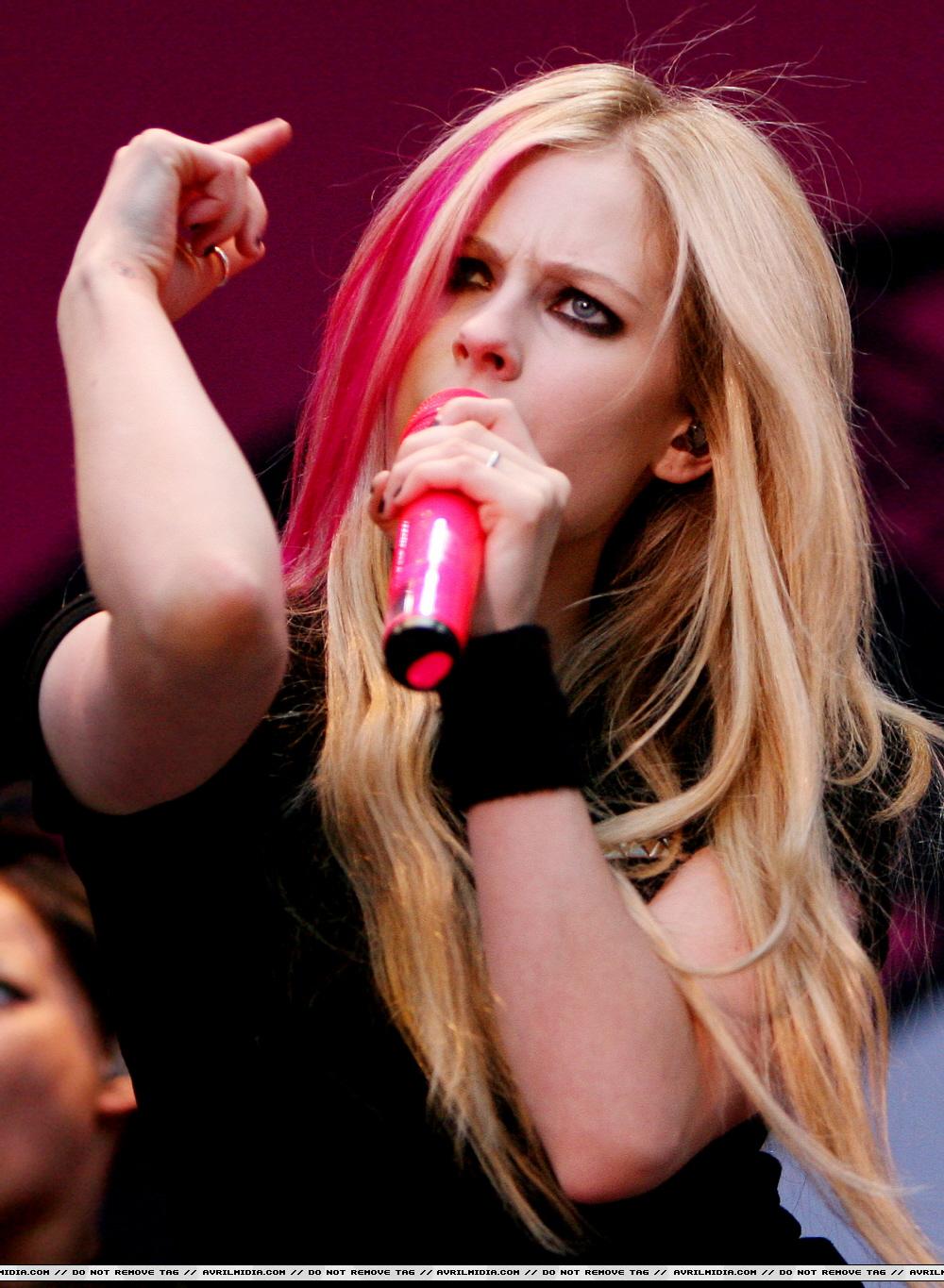 celeb-city_eu_Avril_Lavigne_Opern-Air-Festival_FaM_07-11-2007_005.jpg