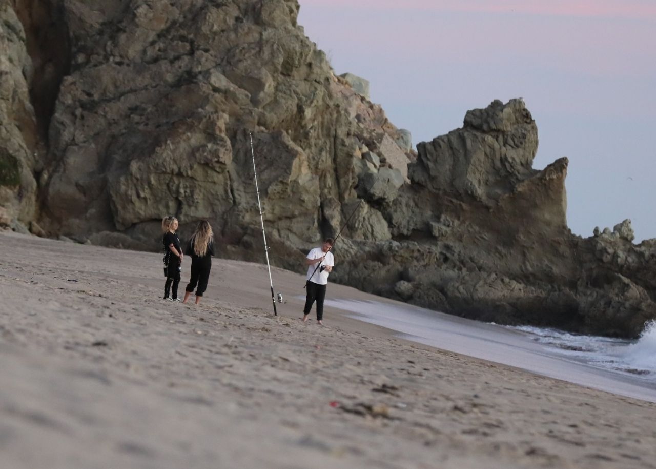 Avril_Lavigne_-_Fishing_Off_the_Coast_in_Malibu_01-11-202__1_.jpg