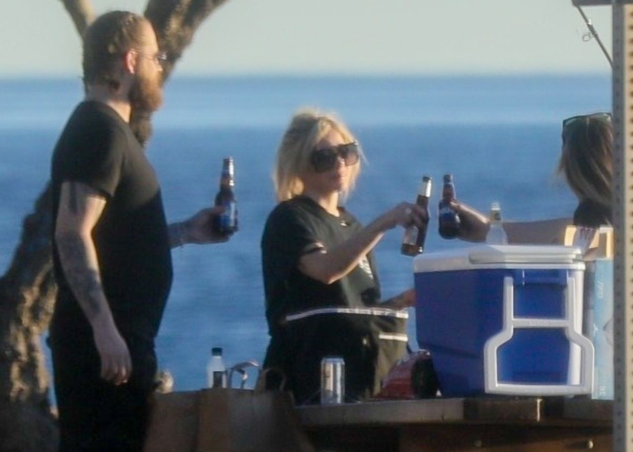 Avril_Lavigne_-_Fishing_Off_the_Coast_in_Malibu_01-11-202__2_.jpg