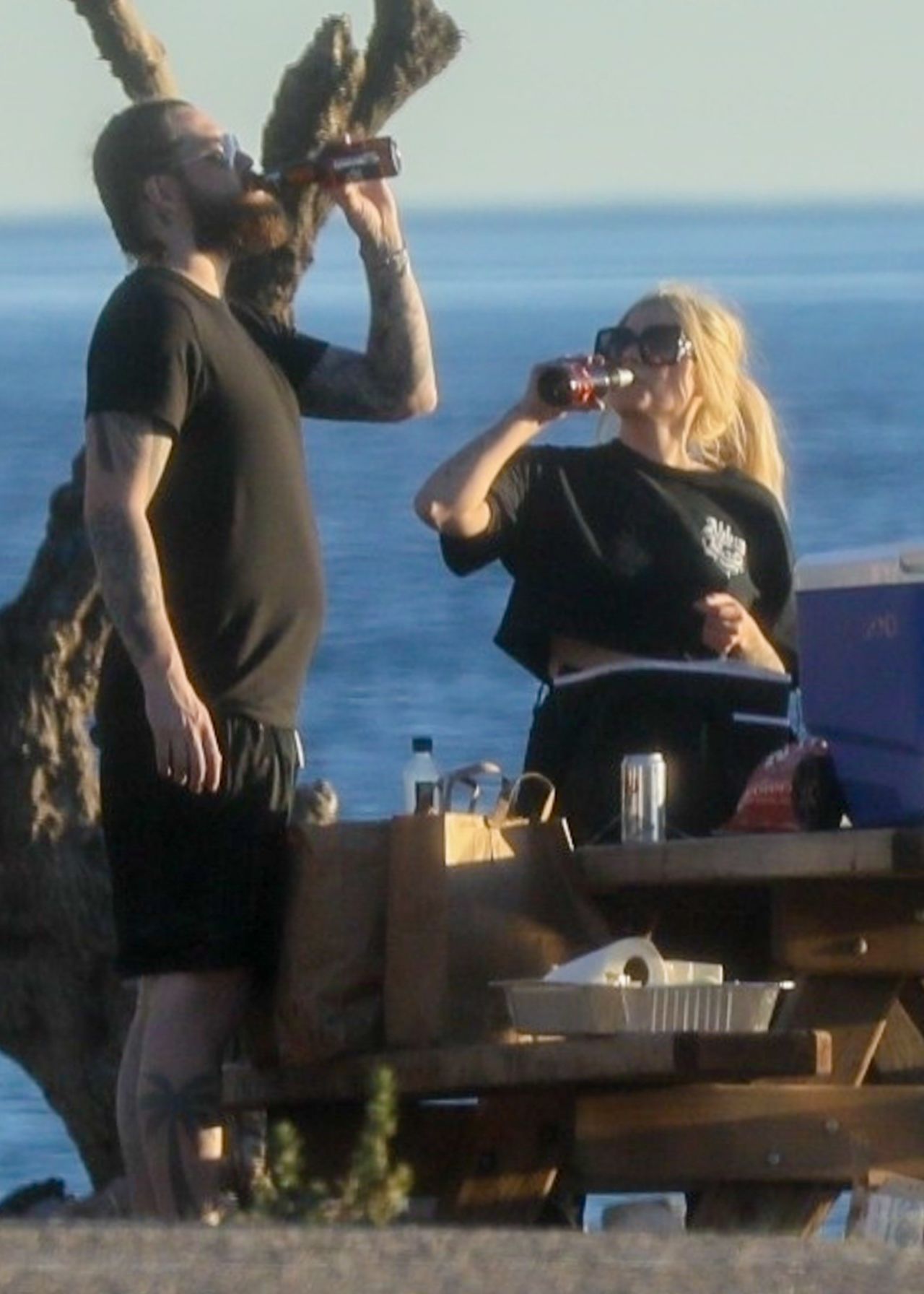Avril_Lavigne_-_Fishing_Off_the_Coast_in_Malibu_01-11-202__3_.jpg