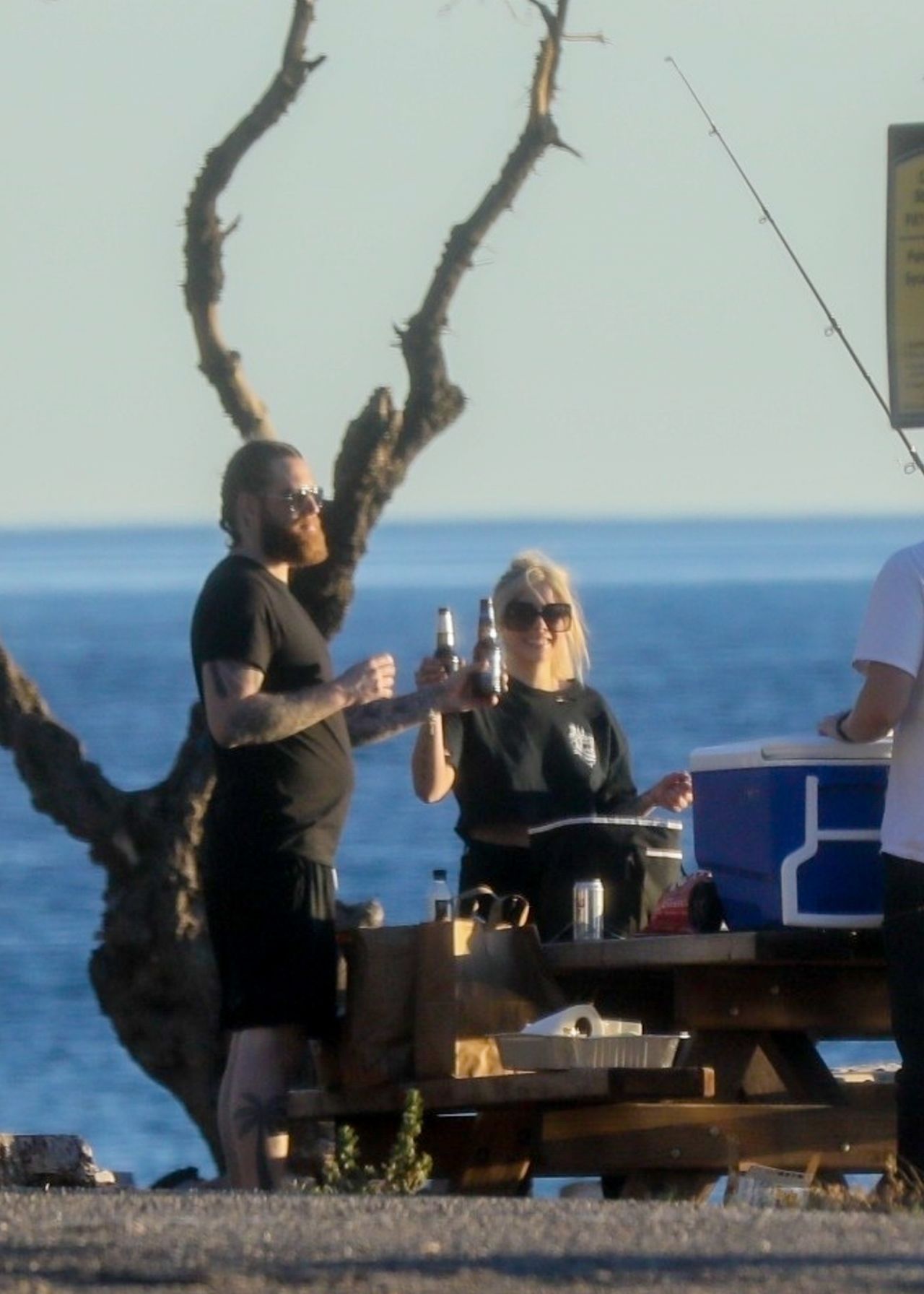 Avril_Lavigne_-_Fishing_Off_the_Coast_in_Malibu_01-11-202__4_.jpg
