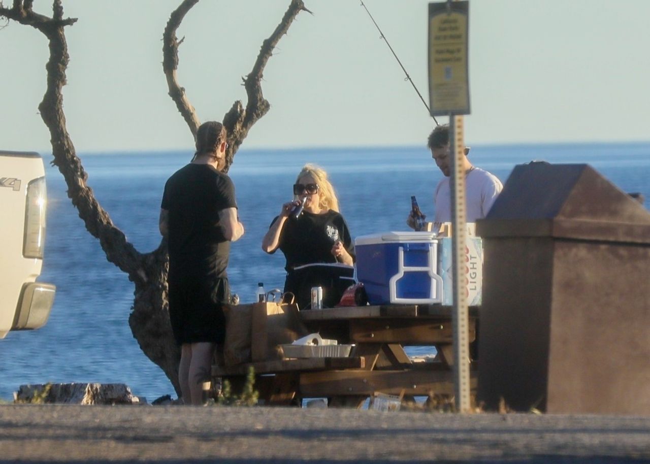 Avril_Lavigne_-_Fishing_Off_the_Coast_in_Malibu_01-11-202__5_.jpg