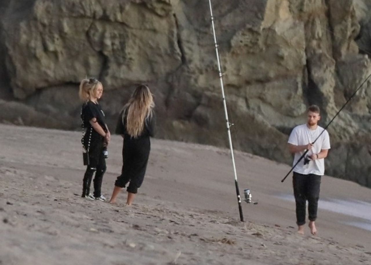 Avril_Lavigne_-_Fishing_Off_the_Coast_in_Malibu_01-11-202__6_.jpg