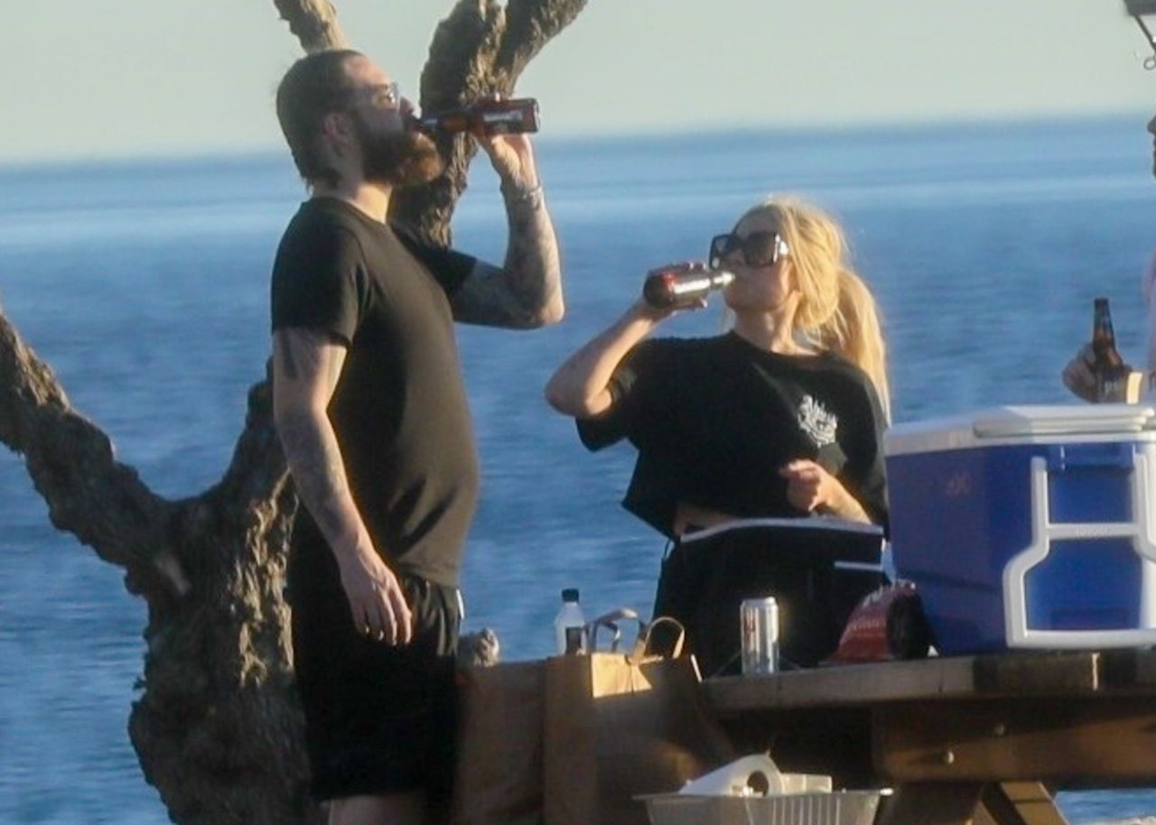 Avril_Lavigne_-_Fishing_Off_the_Coast_in_Malibu_01-11-202__7_.jpg