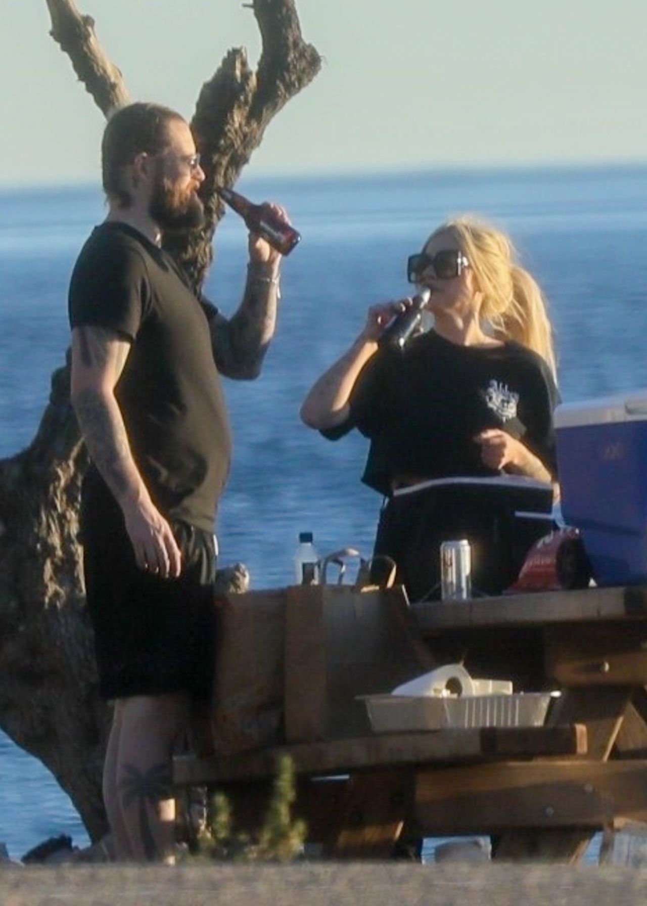 Avril_Lavigne_-_Fishing_Off_the_Coast_in_Malibu_01-11-202__8_-2.jpg