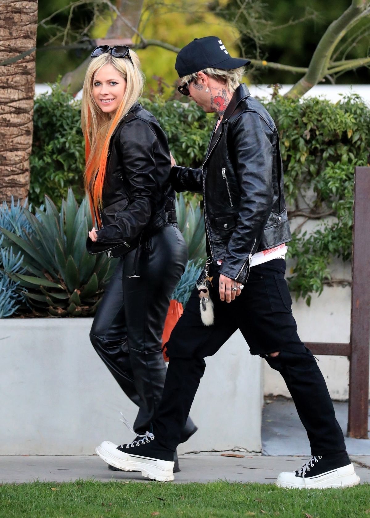 Avril_Lavigne_Out_in_West_Hollywood_01-20-2022__1_.jpg