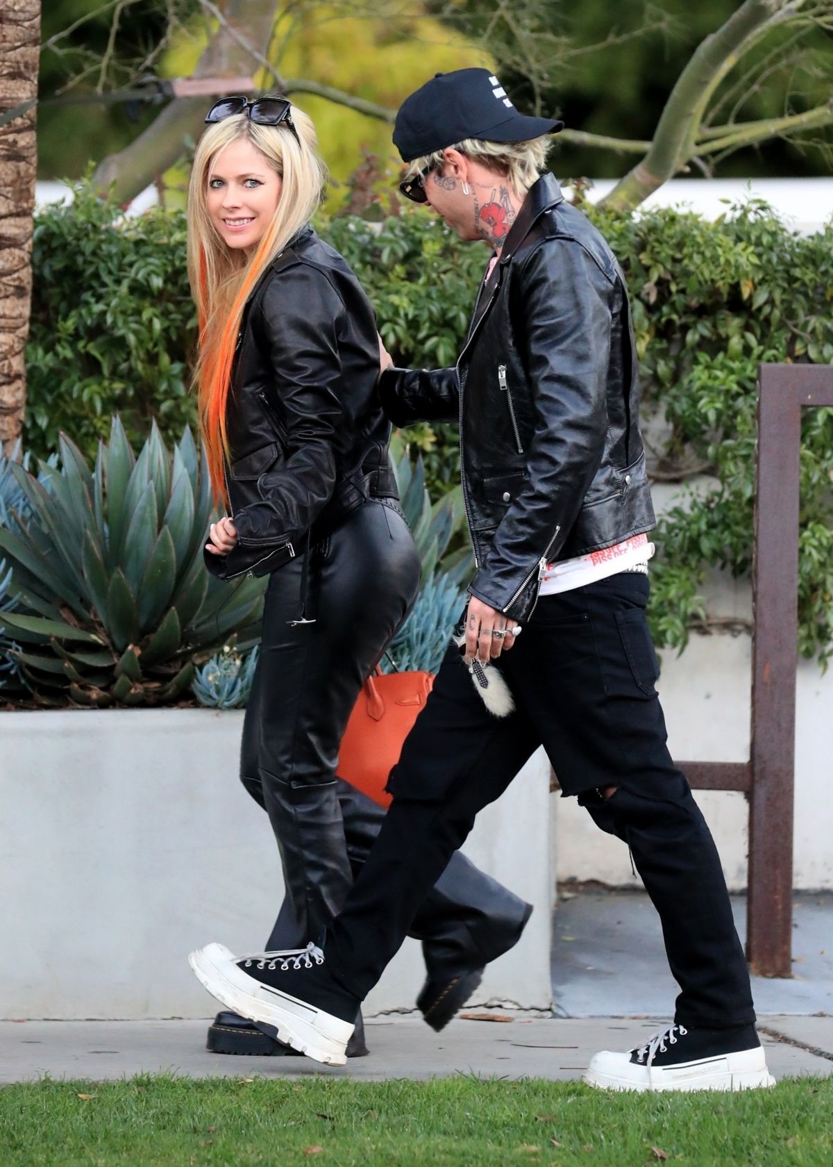 Avril_Lavigne_Out_in_West_Hollywood_01-20-2022__6_.jpg