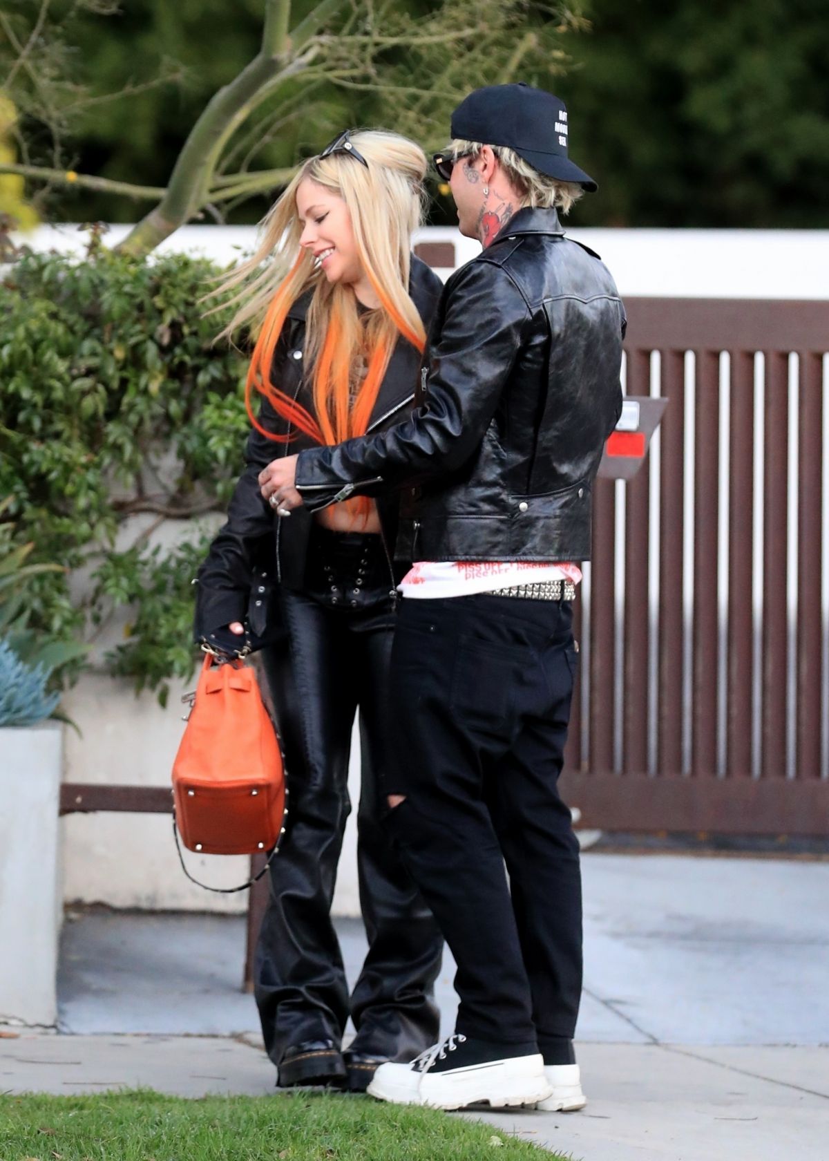 Avril_Lavigne_Out_in_West_Hollywood_01-20-2022__7_.jpg