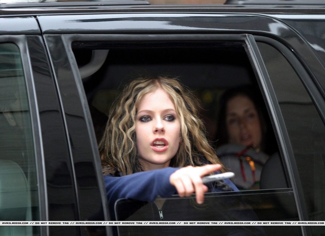 avrilpaparazzi14.jpg