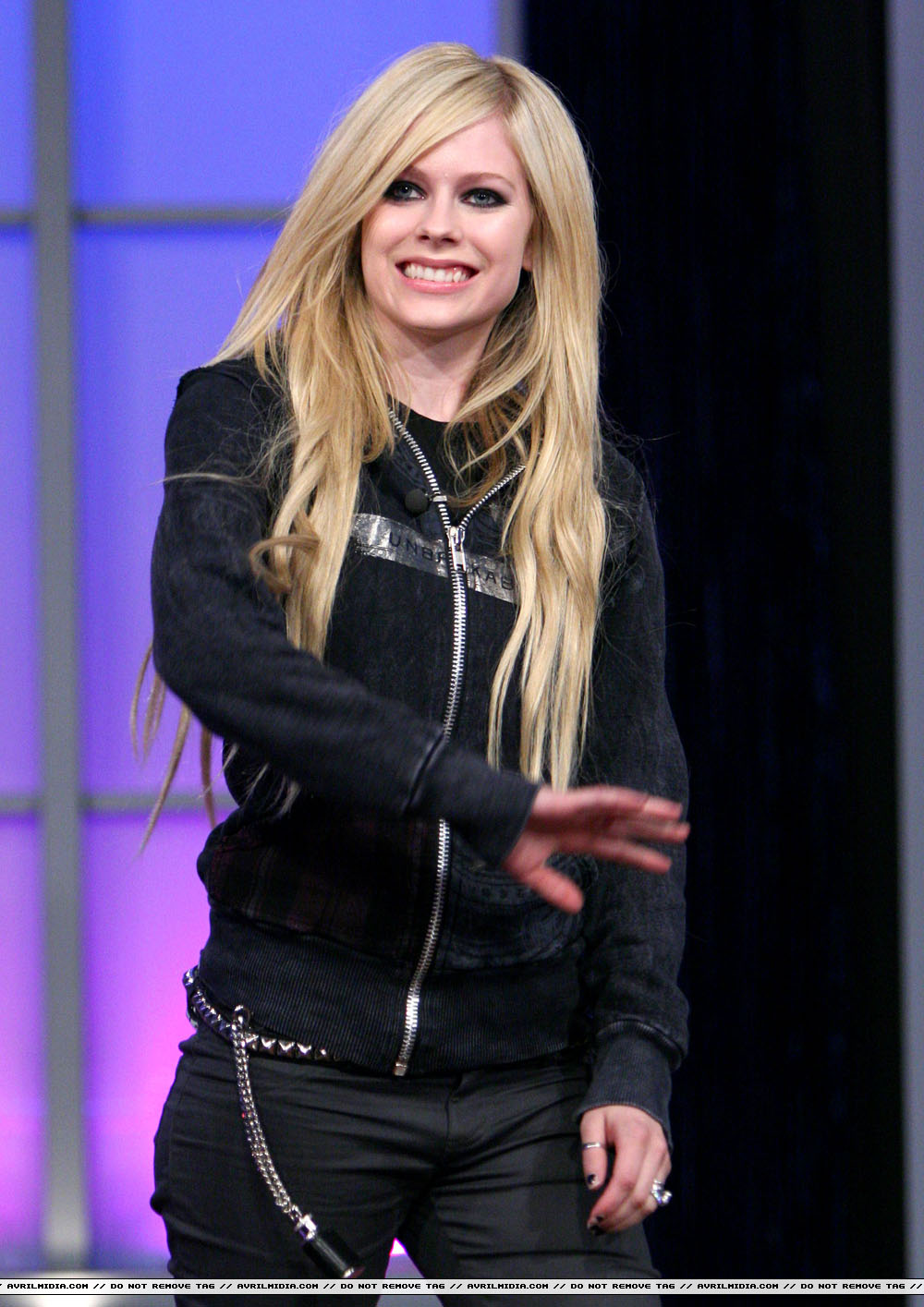 avrillavigne-2007carsondalyshow15jun-03tc_copy.jpg