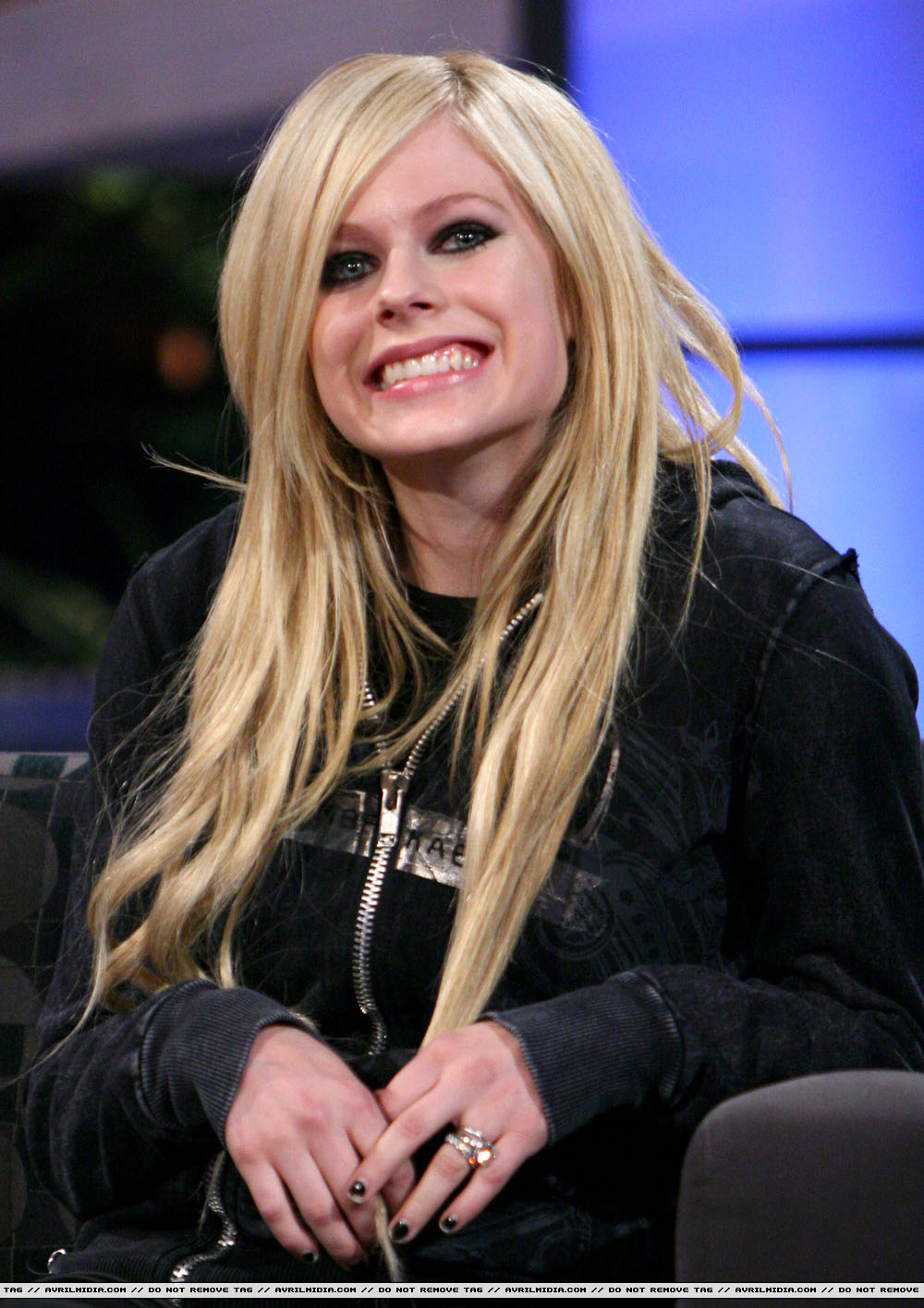 avrillavigne-2007carsondalyshow15jun-07tc_copy.jpg