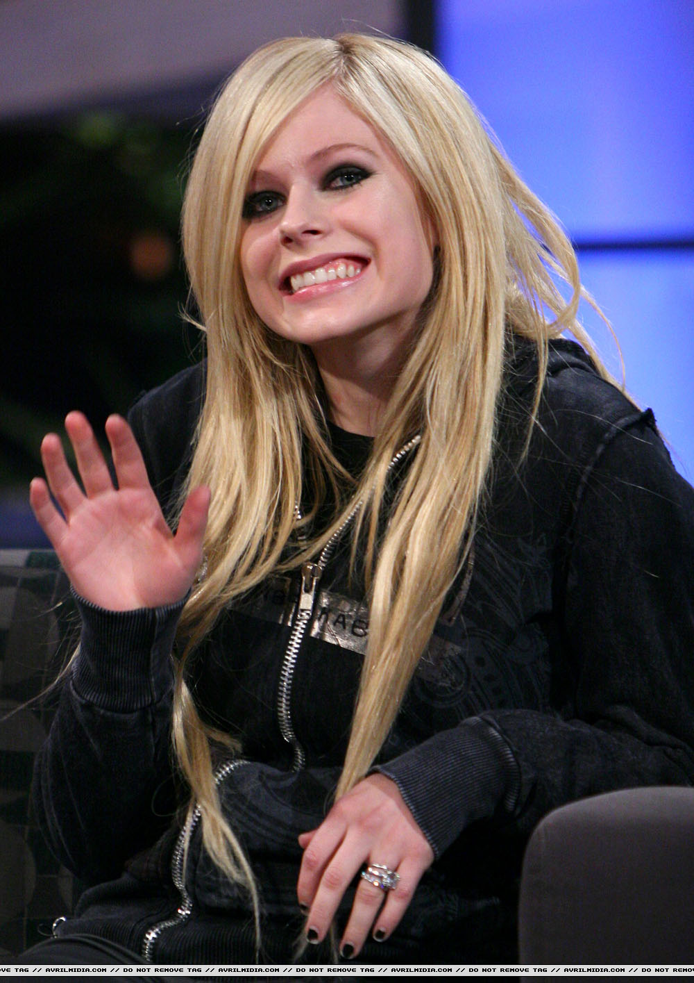 avrillavigne-2007carsondalyshow15jun-08tc_copy.jpg