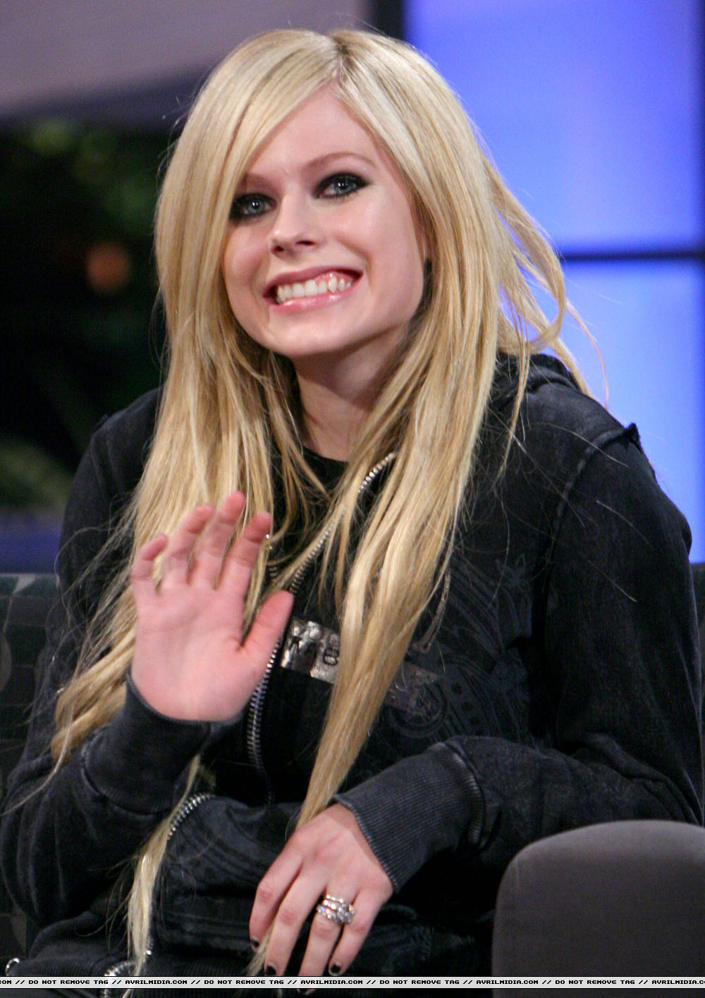 avrillavigne-2007carsondalyshow15jun-09tc_copy.jpg