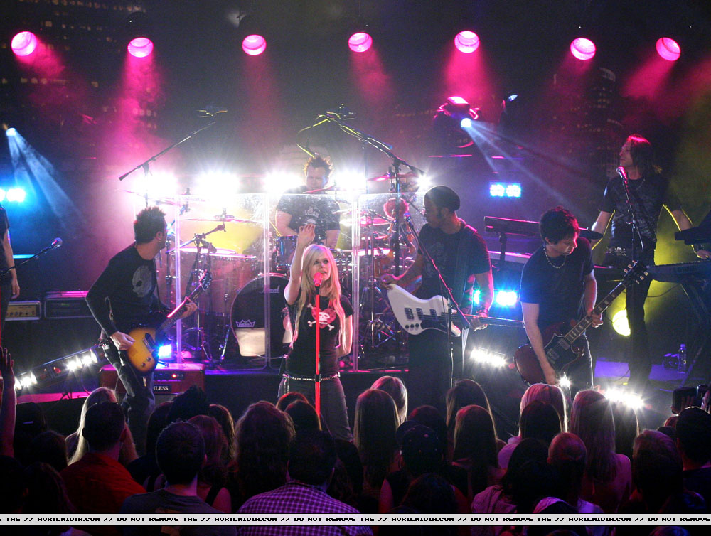 avrillavigne-2007carsondalyshow15jun-44tc_copy.jpg