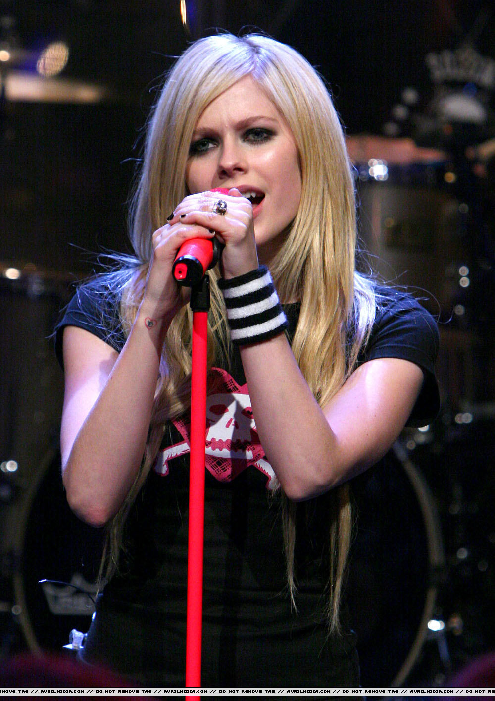 avrillavigne-2007carsondalyshow15jun-51tc_copy.jpg