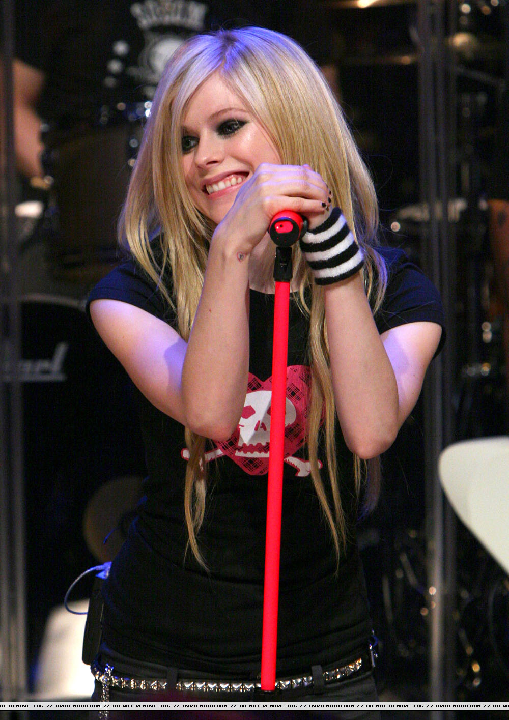 avrillavigne-2007carsondalyshow15jun-53tc_copy.jpg