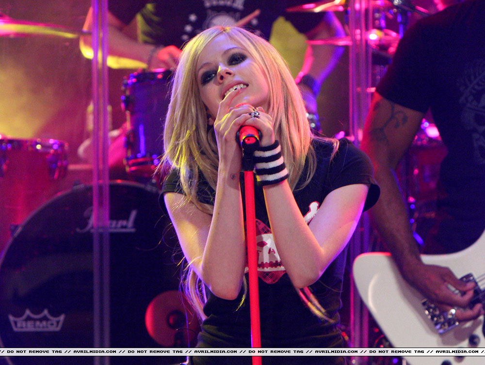 avrillavigne-2007carsondalyshow15jun-56tc_copy.jpg