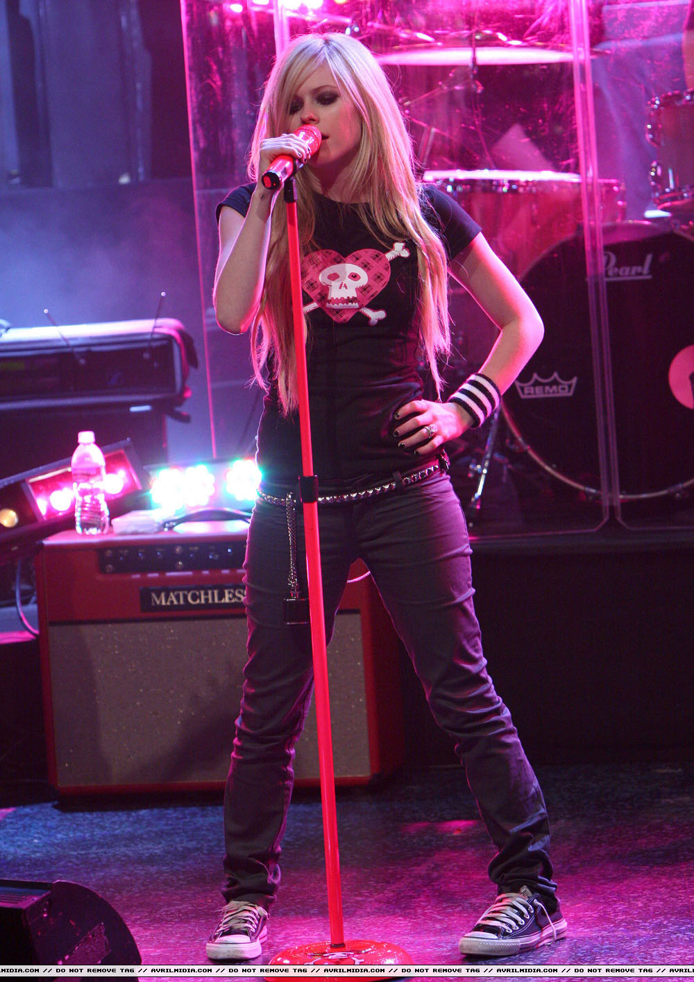 avrillavigne-2007carsondalyshow15jun-67tc_copy.jpg